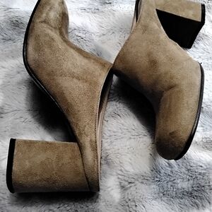 Vero Cuoio Of Italy Tan Suede Round Toe  Size 5